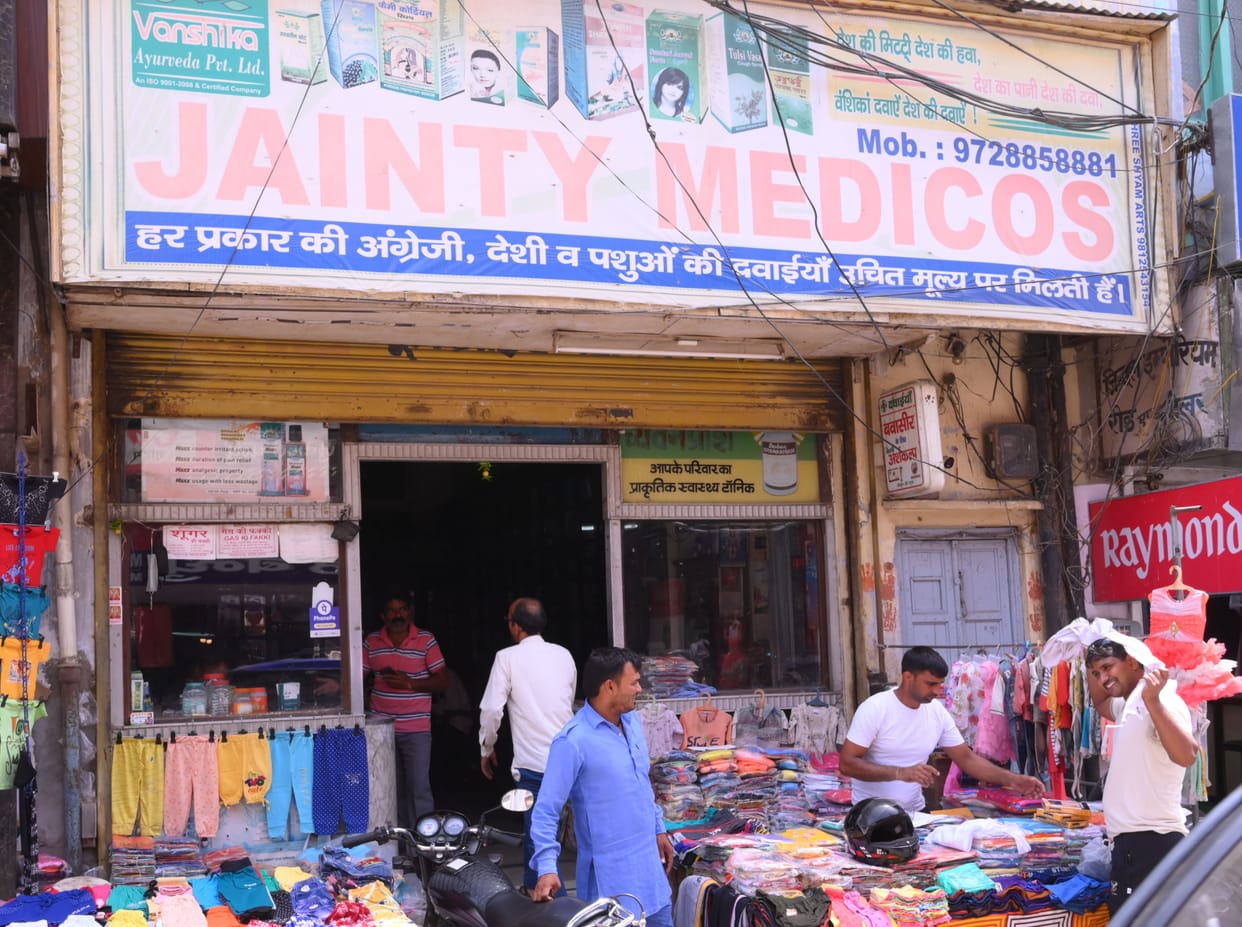 License suspended but still selling medicines due to lack of papers