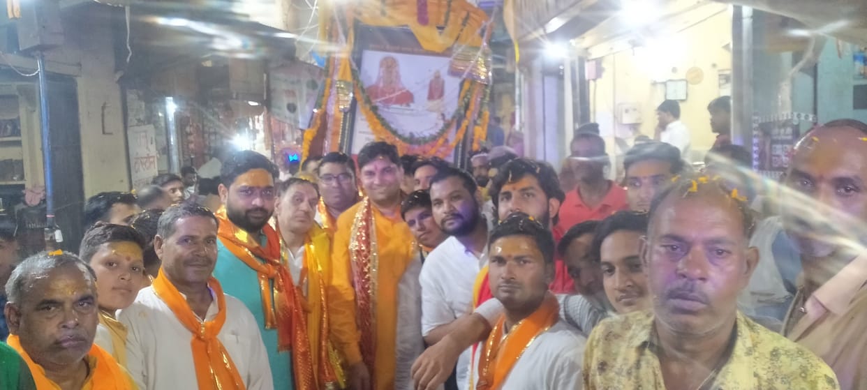 Mathura: Celebrated the birth anniversary of Goswami Kalyandevacharya, the manifester of Dauji