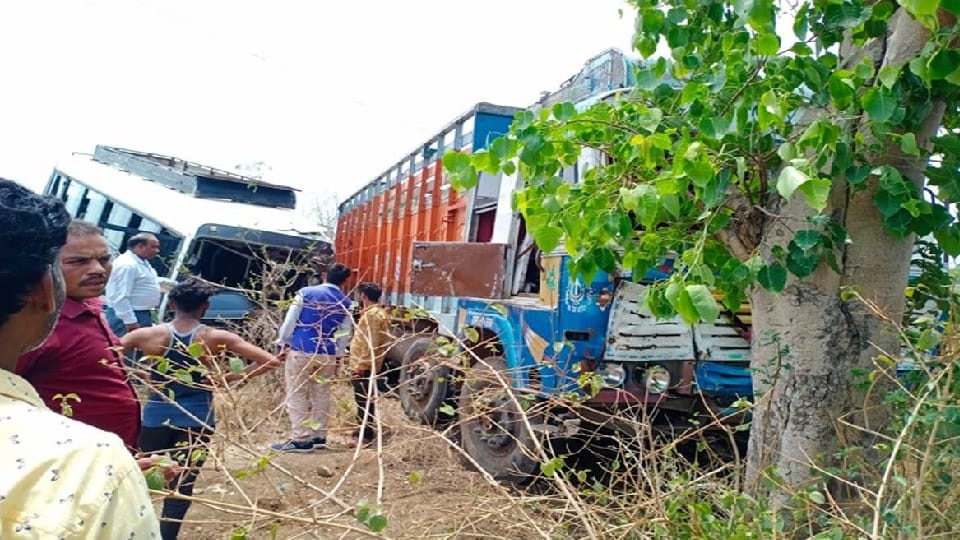 Khandwa Accident News: Bus and truck collide near village Dagadia, more than 20 passengers injured, 11 in critical condition