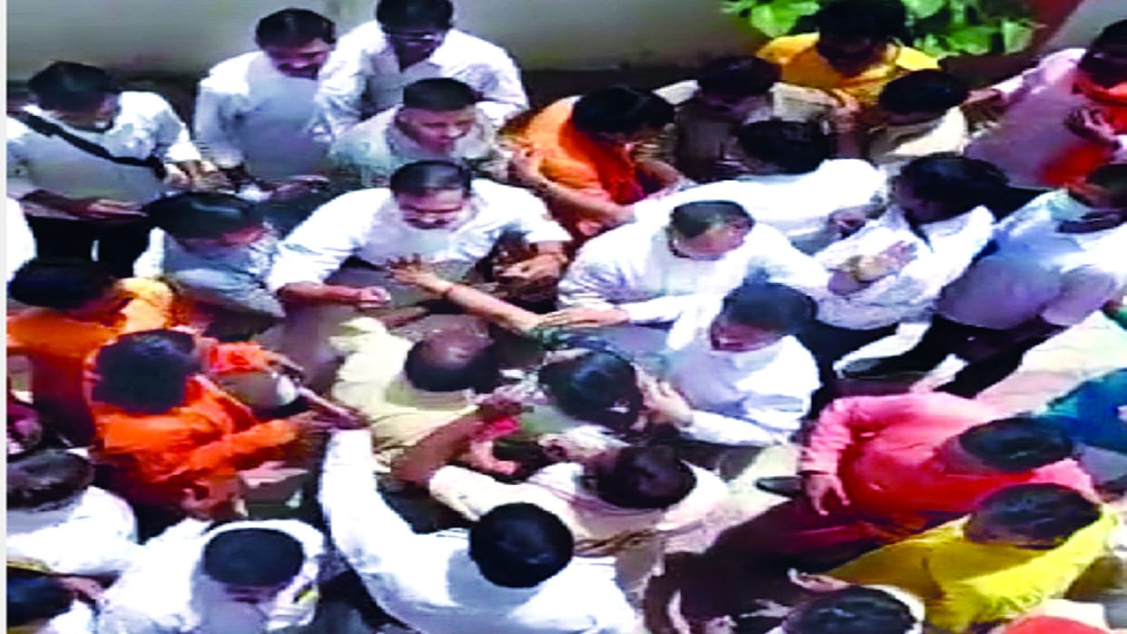 Pratapgarh: BJP clashes with each other in front of Deputy CM Brijesh Pathak