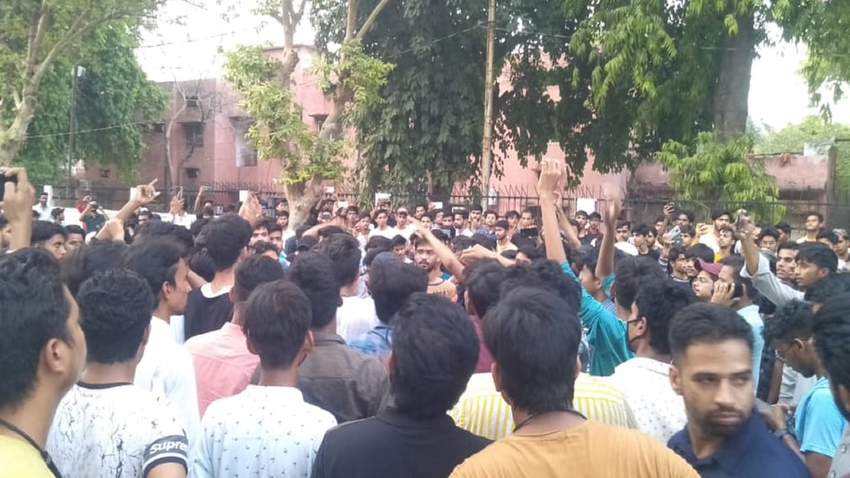 Aligarh Demand for arrest of Nupur Sharma and protest in AMU against bulldozer action slogans against CM-PM