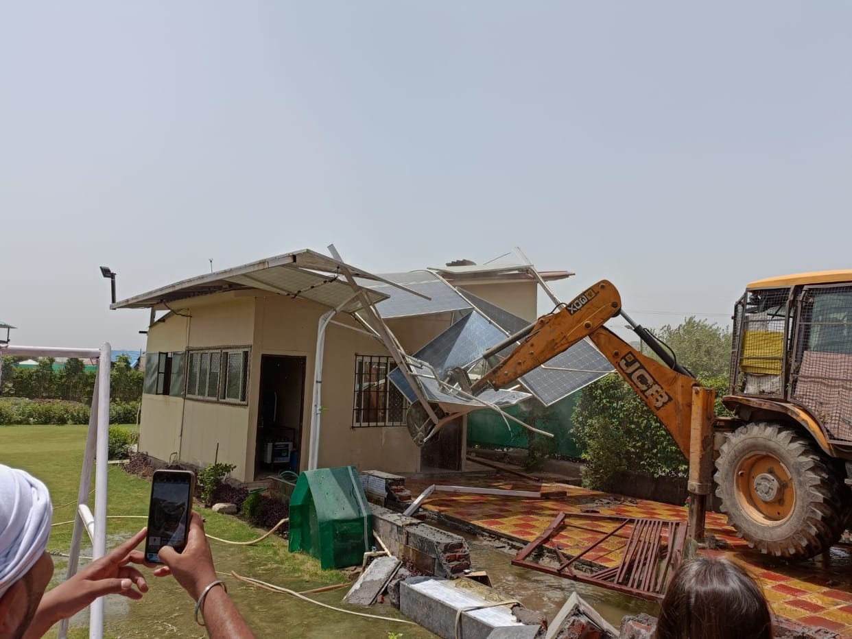 Demolition of 27 illegal farm houses on land worth 60 crores