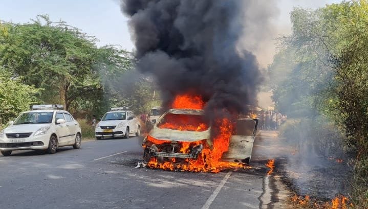 hardoi news,Fire in moving car, riders saved their lives by jumping
