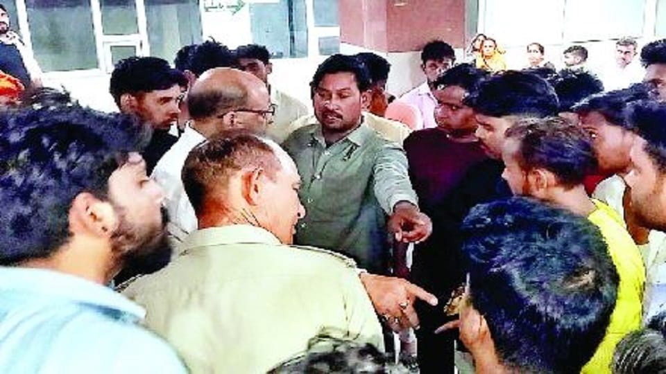 newborn dies in the father's lap Due to ongoing cleaning in Firozabad hospital 
