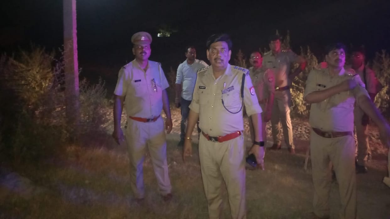 Sambhal In Gunnaur 400 meters away from the police station the worker was shot dead in front of the block the two brothers of the village were accused