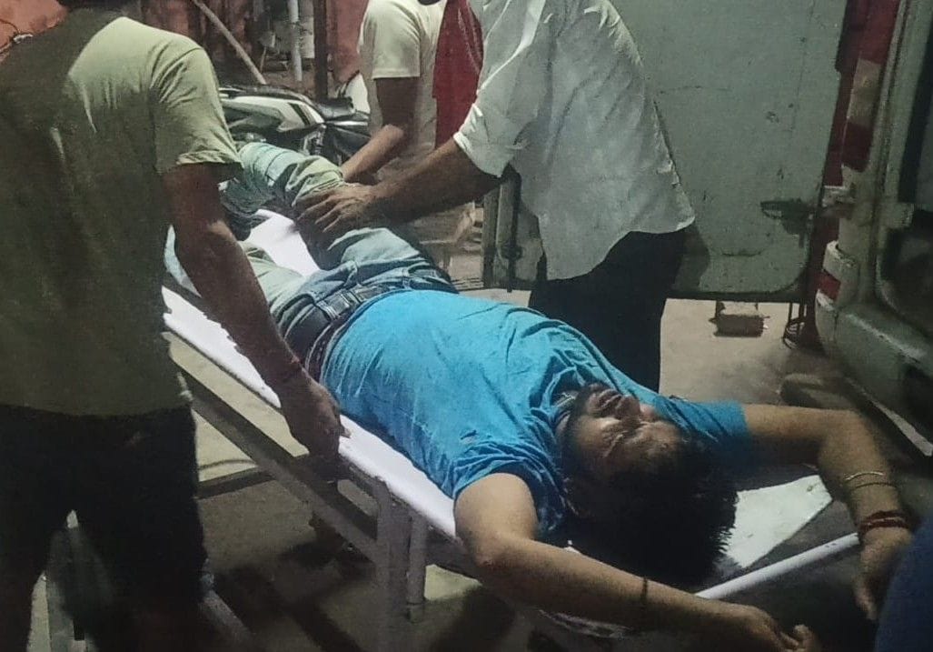 Hathras: Tempo overturned on Jalesar road, many injured