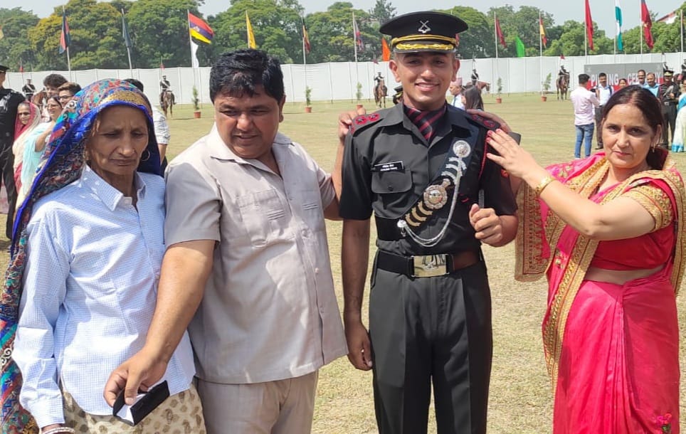 Akhilesh Tomar of Malakpur village became a lieutenant in the army
