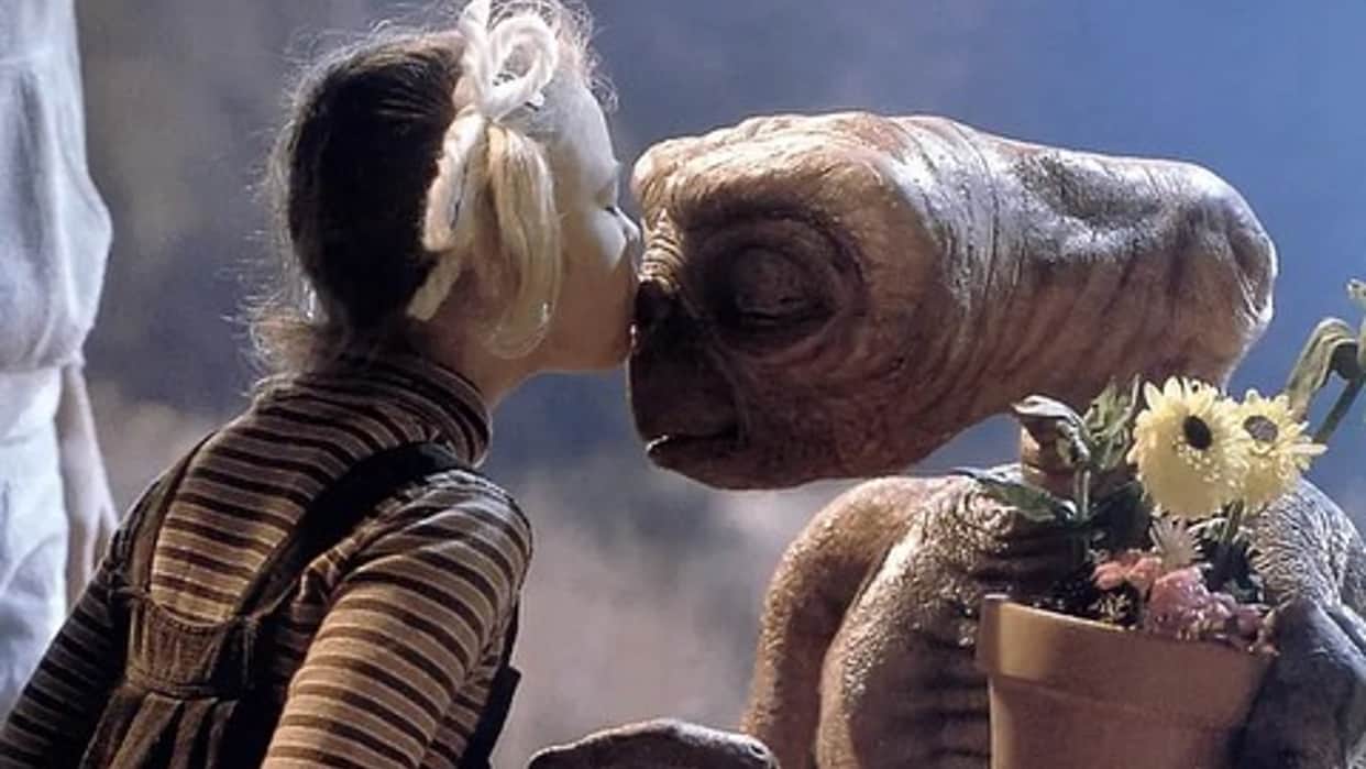 E.T. The Extra Terrestrial: steven spielberg and henry thomas sci fi movie released again after 40 years