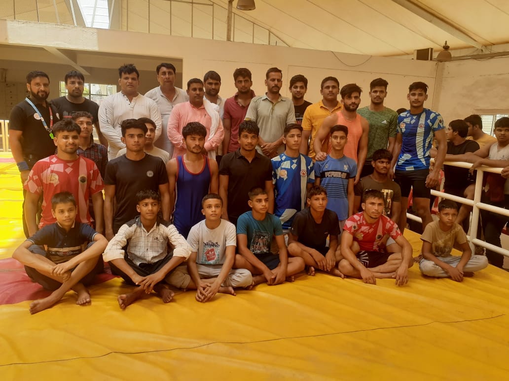 Wrestlers show tricks in grappling wrestling