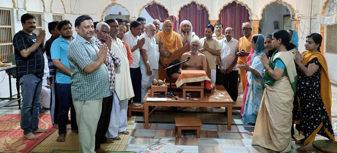 Devotees presented Shriphal to Pratigya Nand Maharaj for Chaturmas