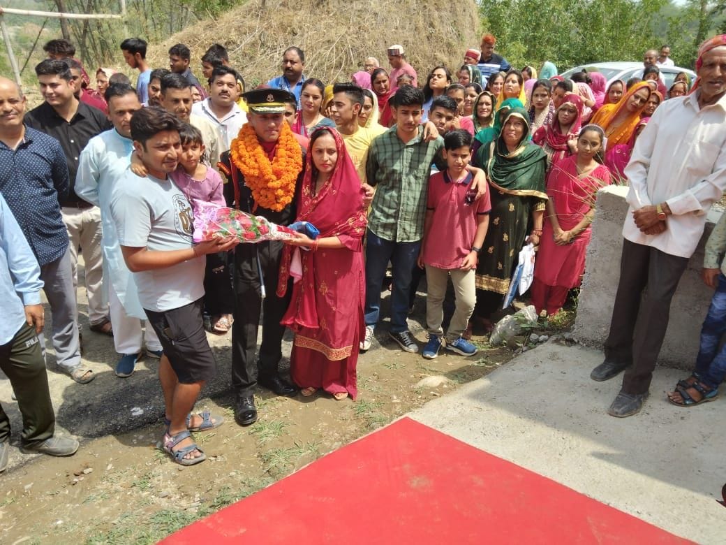 Grand welcome on reaching home after Anish became an army officer