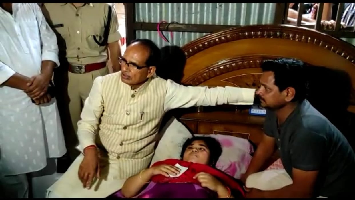 Bhopal: CM calls Bhopal commissioner on the incident of miscreants killing a woman, Shivraj will go to meet the woman