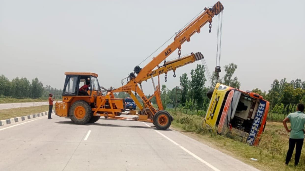 Saharanpur: Bus full of devotees overturned in ditch, 24 injured, girl dies after being hit by dumper