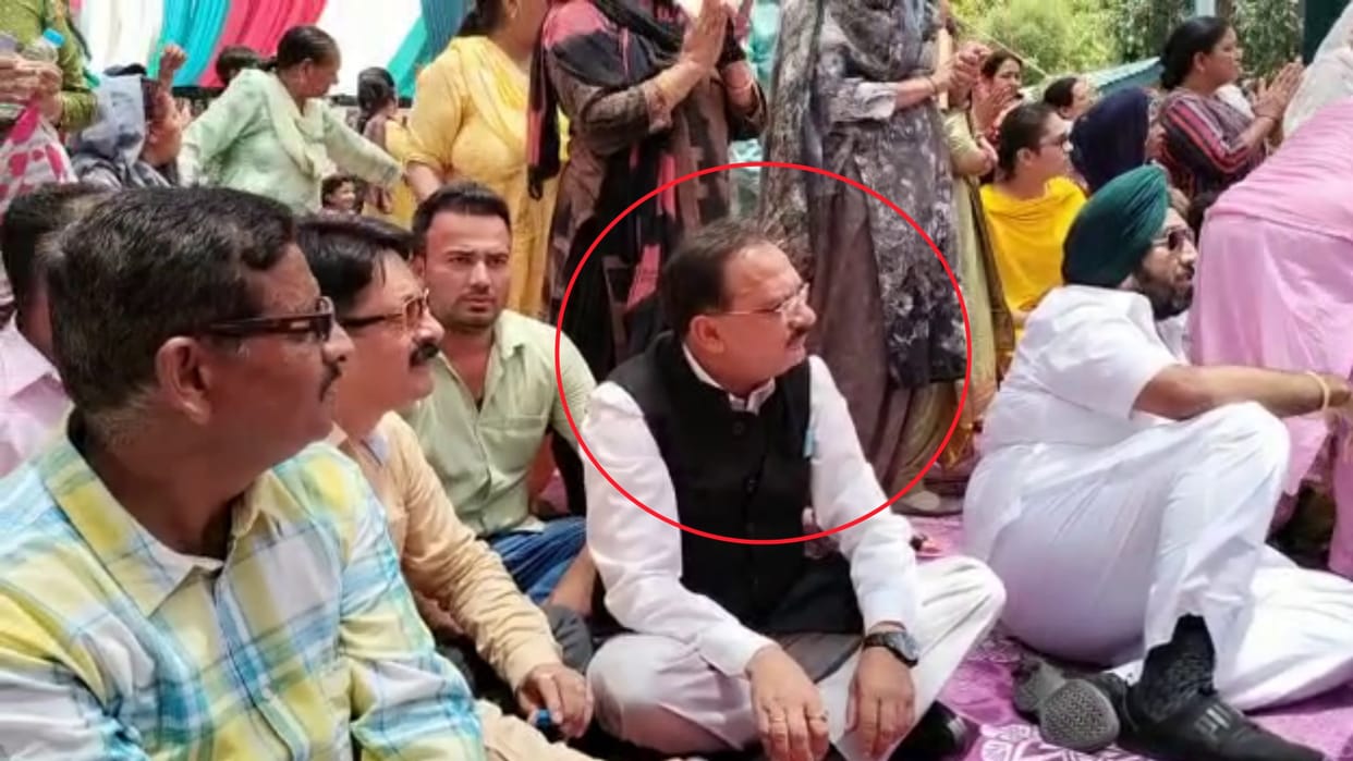 mla harshwardhan chauhan sit on mat in front of himachal congress adhyaksh pratibha singh