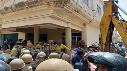 Prayagraj Violence Prayagraj Development Authority has put a demolition notice at the residence of Prayagraj violence accused Javed Ahmed