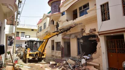 Prayagraj News :  जावेद पंप का मकान गिराता बुलडोजर।