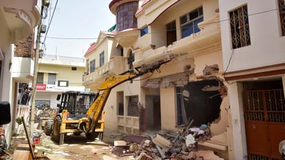 Prayagraj News :  जावेद पंप का मकान गिराता बुलडोजर।