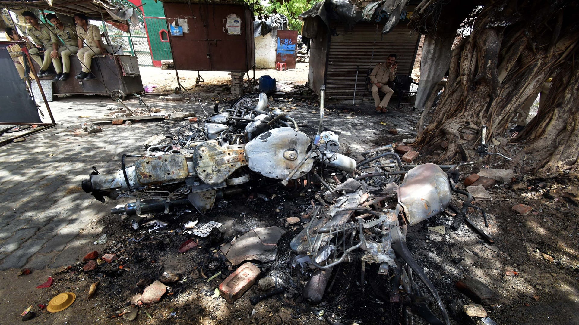 prayagraj violence updates news Hundreds of people left the house due to fear of action in Atala, locks found hanging