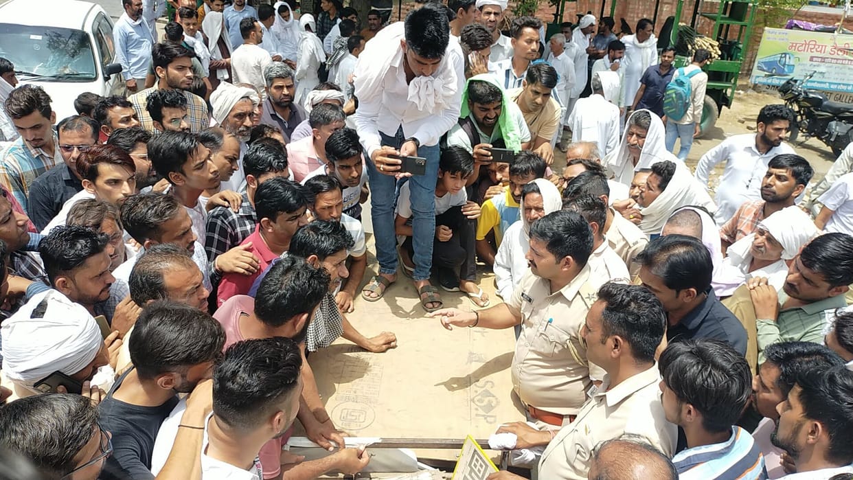 Tire theft again after a month from the shop, shopkeepers blocked Bhadra Road