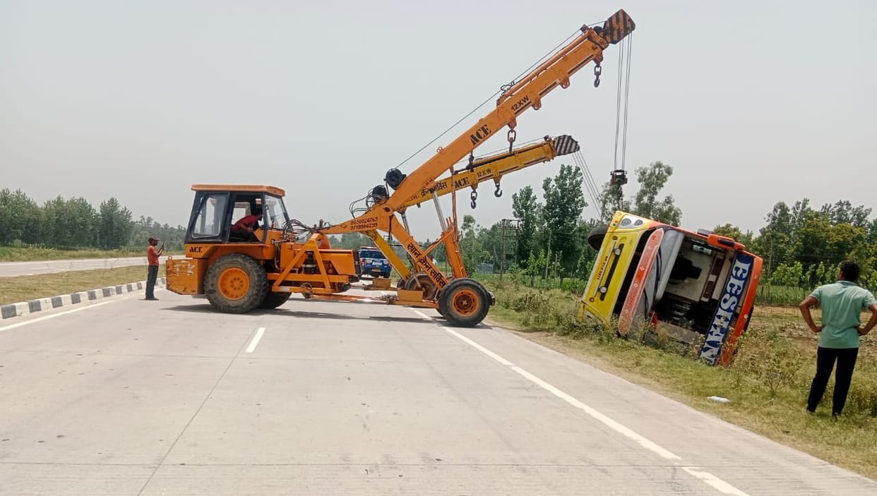 Devotees' bus overturned on the roadside, 25 injured