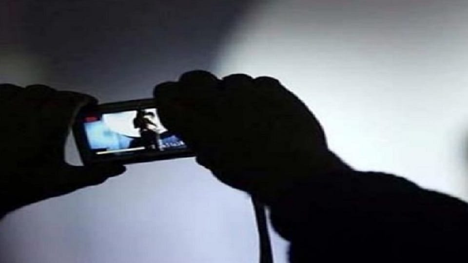 cyber cell police of Delhis South West district has caught accused who cheated many people
