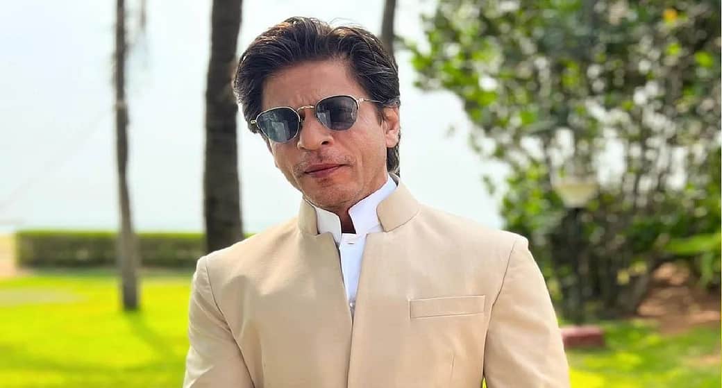 Shahrukh Khan posted a picture on completing 30 in cinema fans asked this neck tie gives don vibes