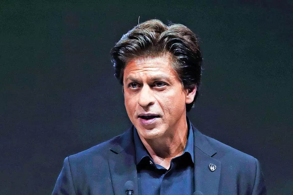 Pathaan Teaser with Deepika Padukone, fans are demanding to release the poster on 25 june when Shah Rukh Khan completing 30 years in Bollywood