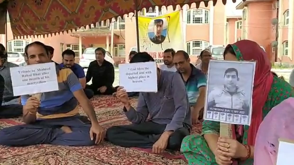 Srinagar Kashmiri Pandits protest resumed demand to transfer from kashmir to jammu employees working under pm package