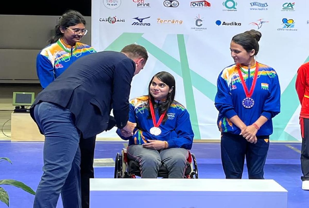 Para Shooting World Cup 2022 varanasi daughter Sumedha pathak wins silver medal  sitting on wheelchair