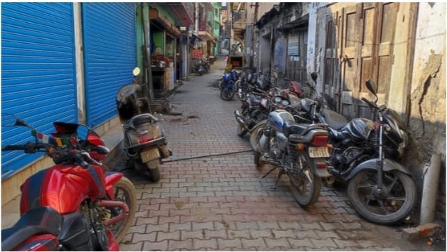 illegale parking making problem  to peoples in dadhahu bazaar