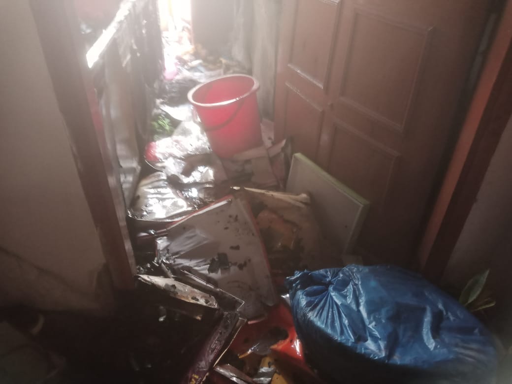 Fire broke out in house of saree businessman in varanasi burnt goods worth one and half lakh rupees