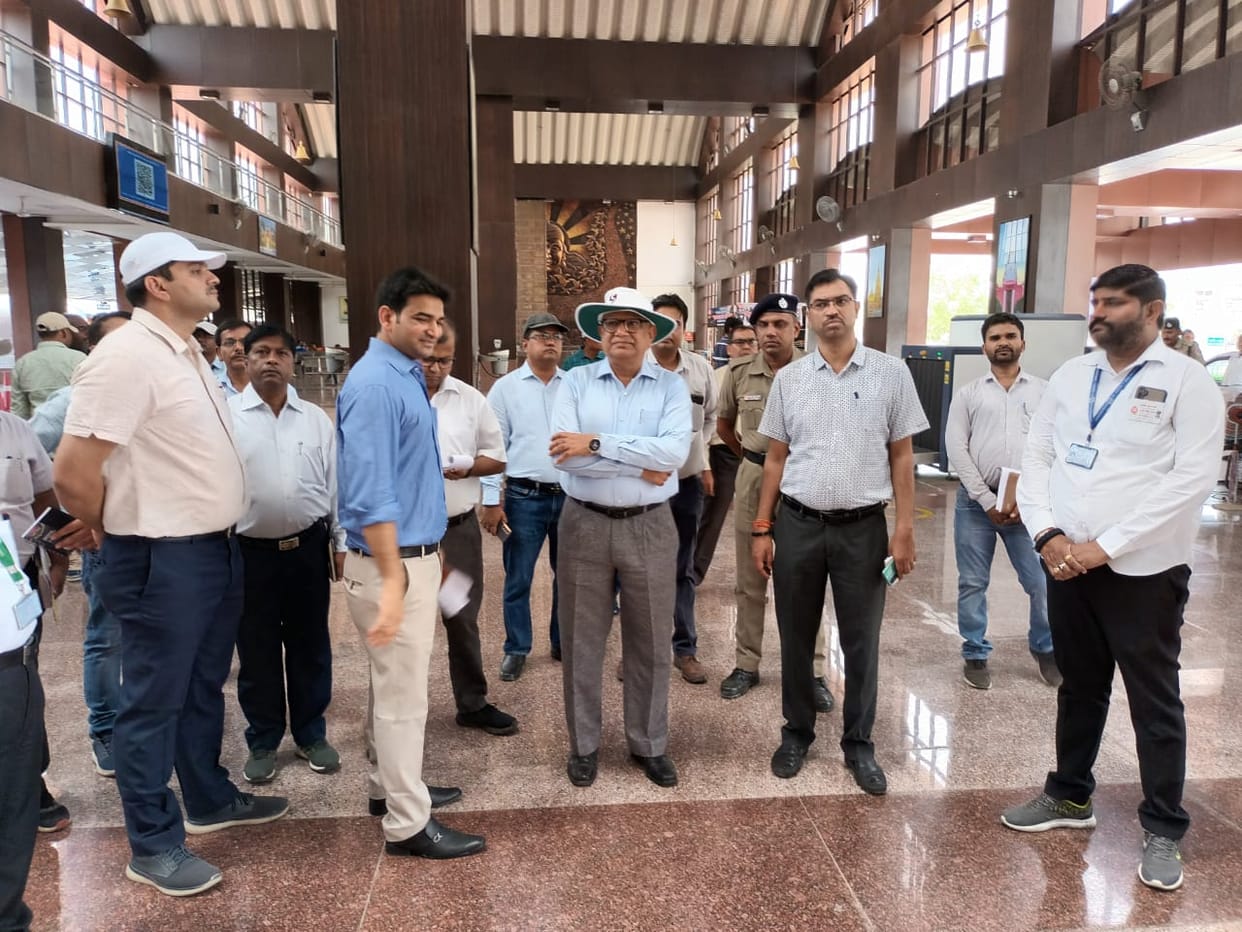 North east Railway Additional General Manager ashok mishra took stock of passenger facilities at Banaras station