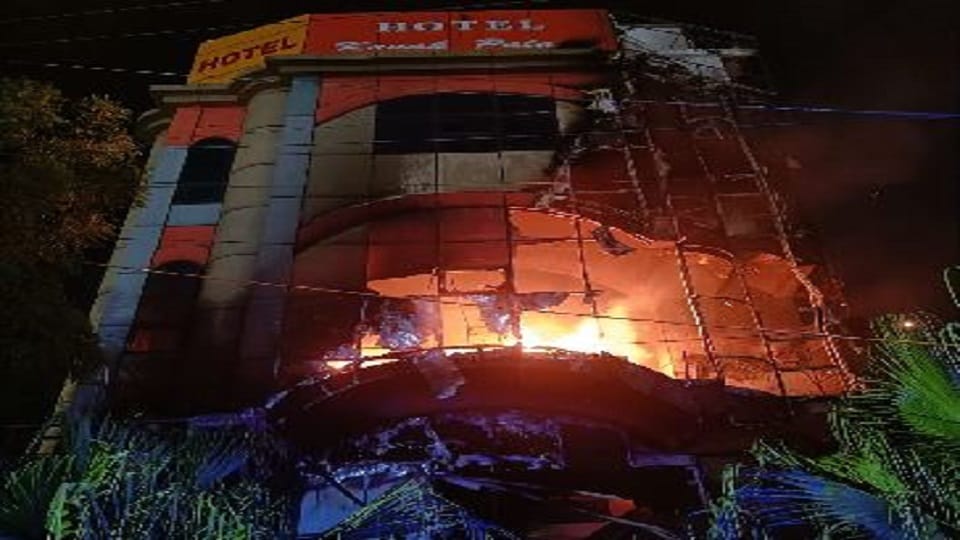Three-storey hotel caught fire due to short circuit in agra