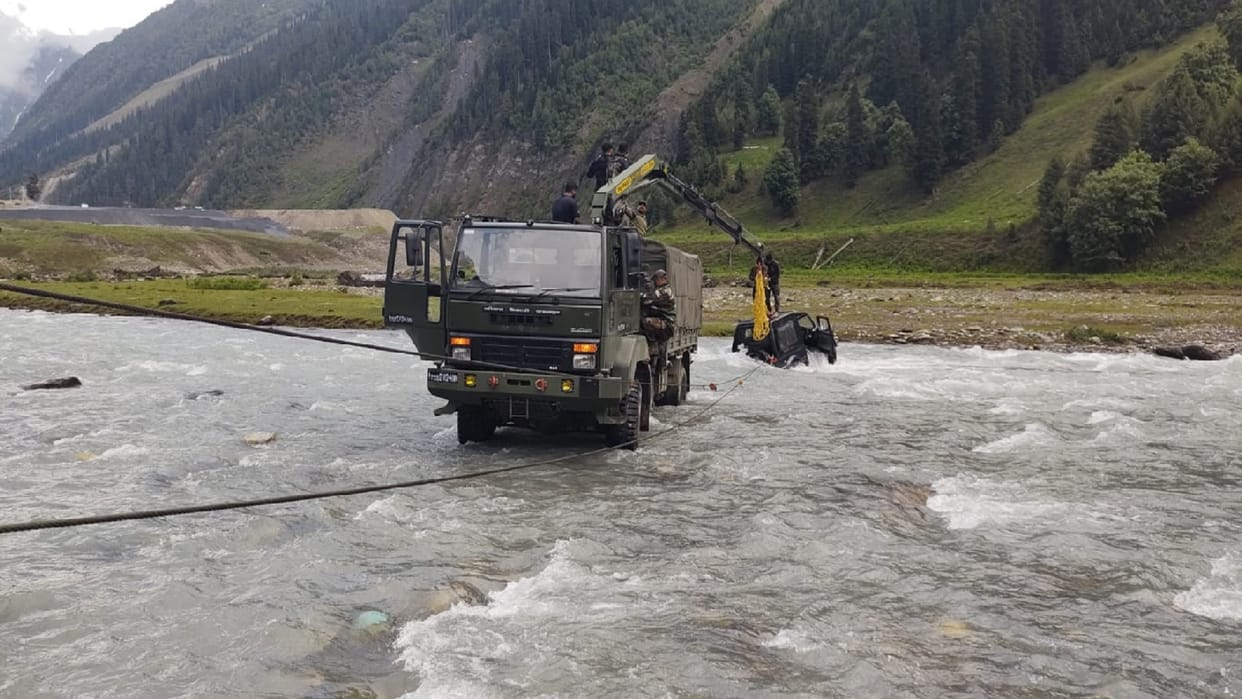 Vehicle stuck crossing Sindh river, Army rescued four people