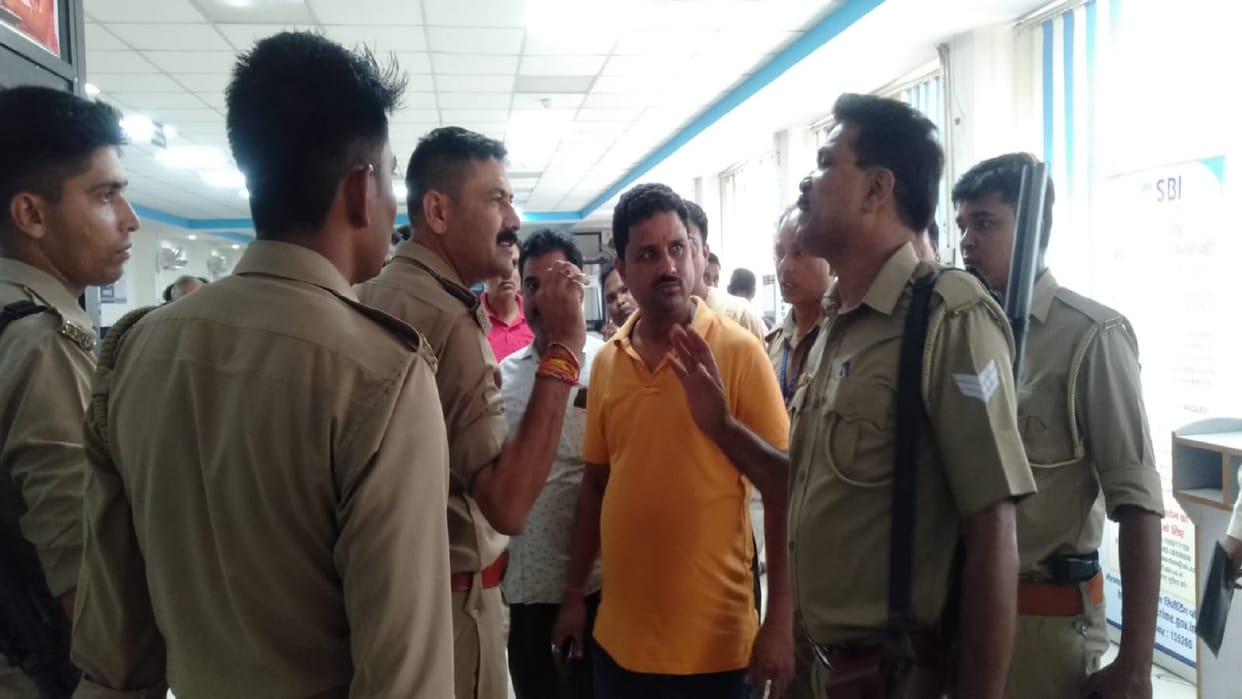Bag full of Rs 5 lakh stolen from cashiers cabin at SBI Faridpur branch