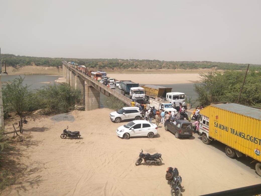 Etawah Gwalior road remained jammed for six hours