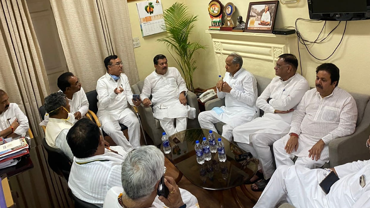 ED Questioned Rahul Gandhi: Congress held important meeting made a mid night plan which will now last for the next several months Latest News Update