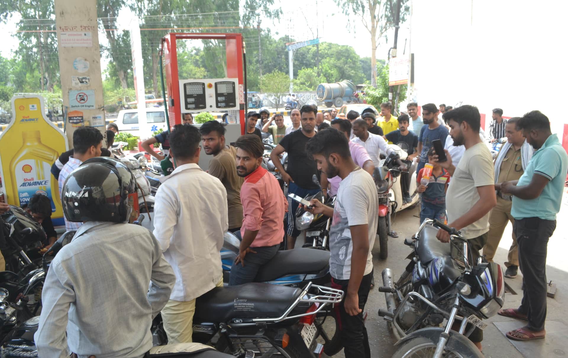 Rumors about running out of petrol created panic in Roorkee, Huge crowd gathered at petrol pump, See Photos