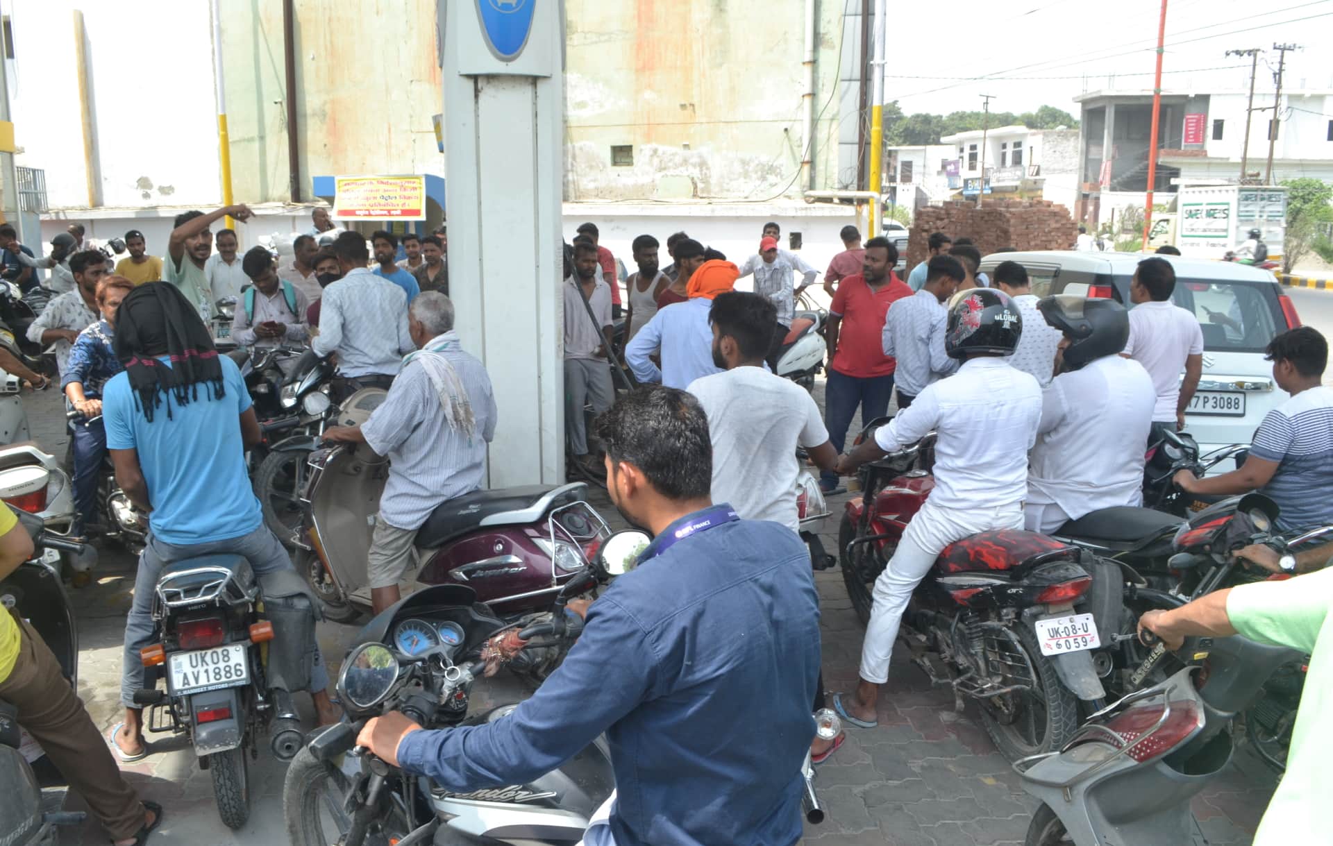 Rumors about running out of petrol created panic in Roorkee, Huge crowd gathered at petrol pump, See Photos