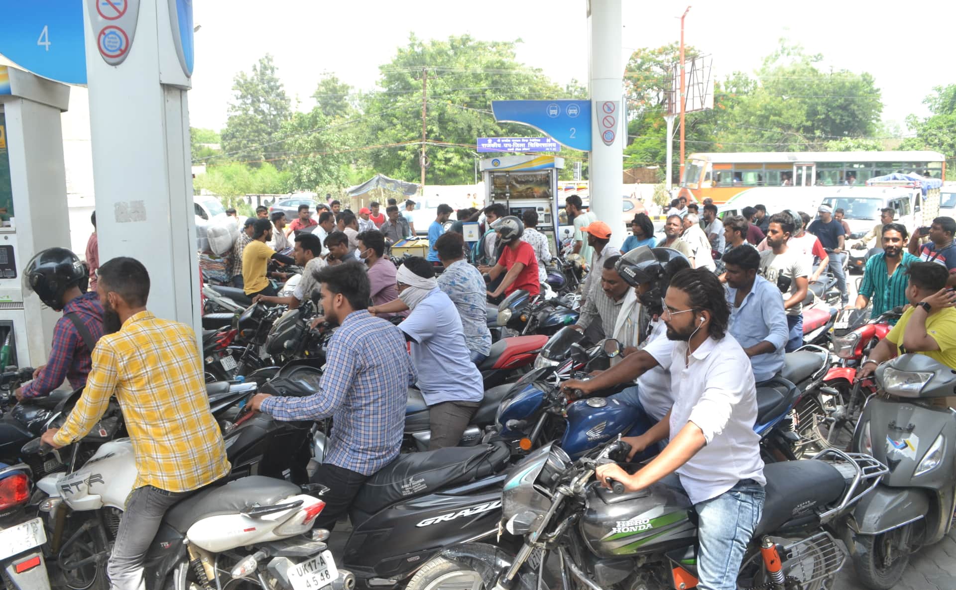 Rumors about running out of petrol created panic in Roorkee, Huge crowd gathered at petrol pump, See Photos