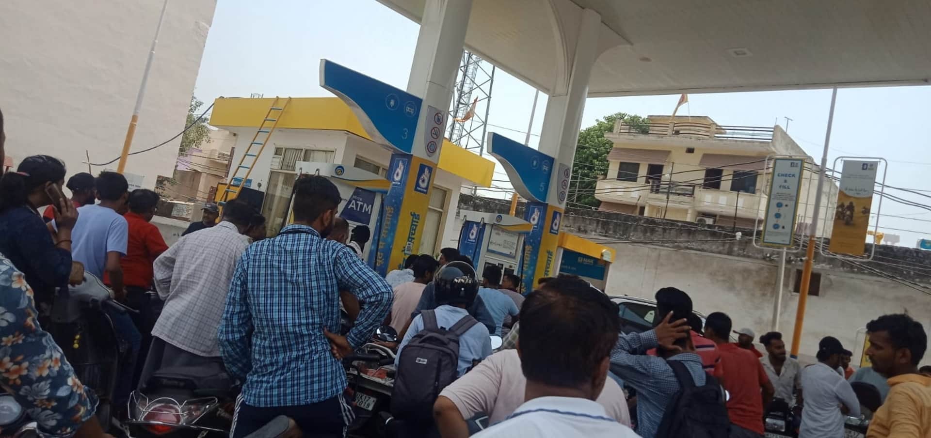 Rumors about running out of petrol created panic in Roorkee, Huge crowd gathered at petrol pump, See Photos