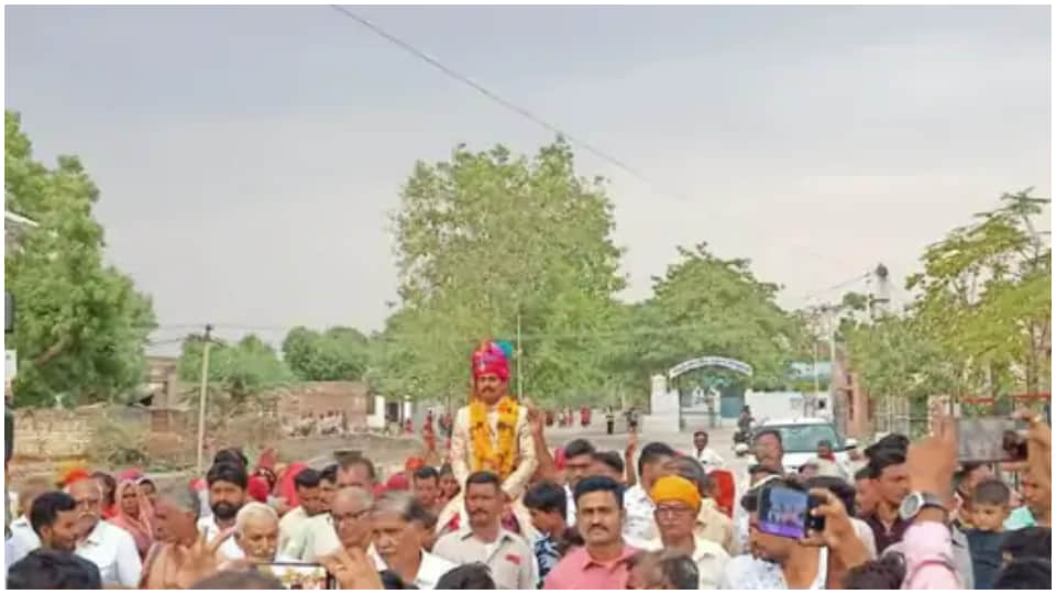 After 550 years Dalit groom bindoli came out in Nimbada village of Pali Rajpurohit society welcomed