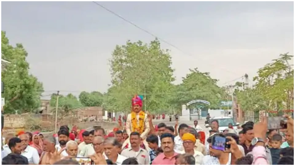 After 550 years Dalit groom bindoli came out in Nimbada village of Pali Rajpurohit society welcomed