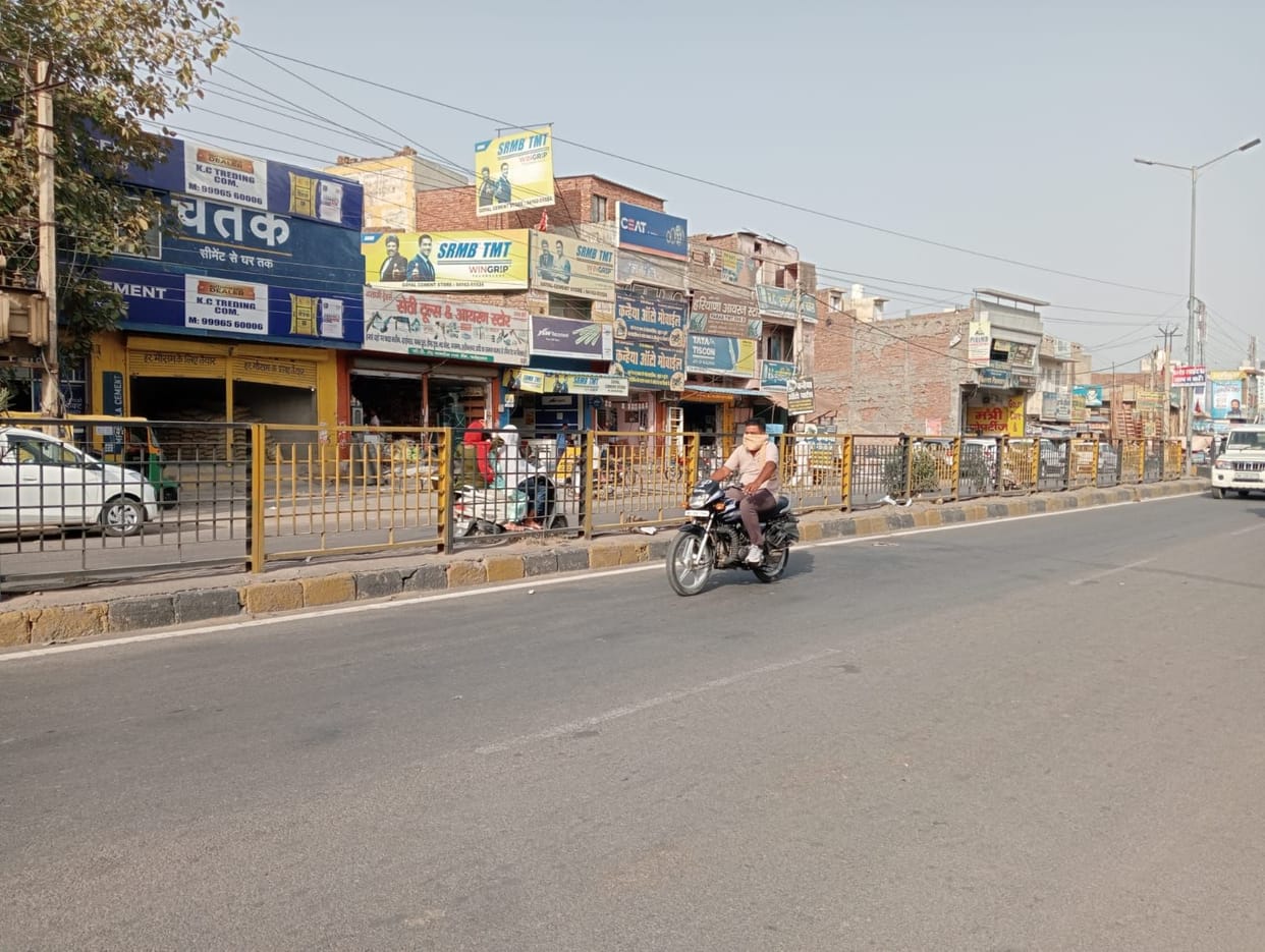 Hot air blowing at a speed of 20 km, people suffering from heat