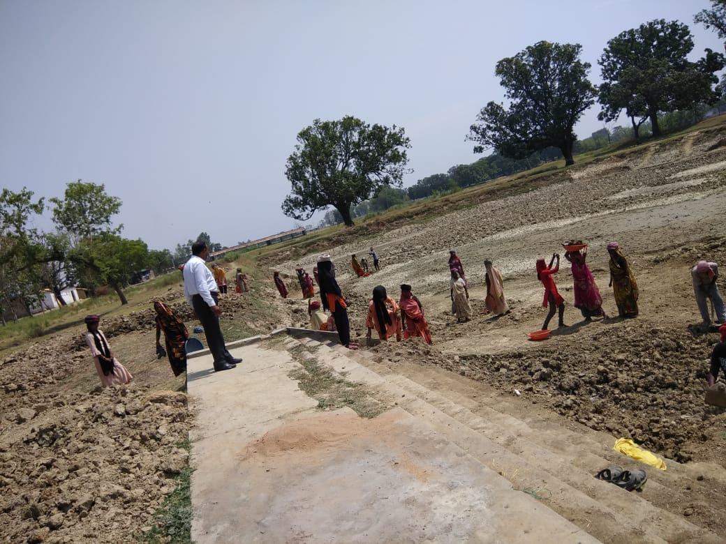 Amrit Sarovar Yojana: The work of excavation of the lakes is very slow