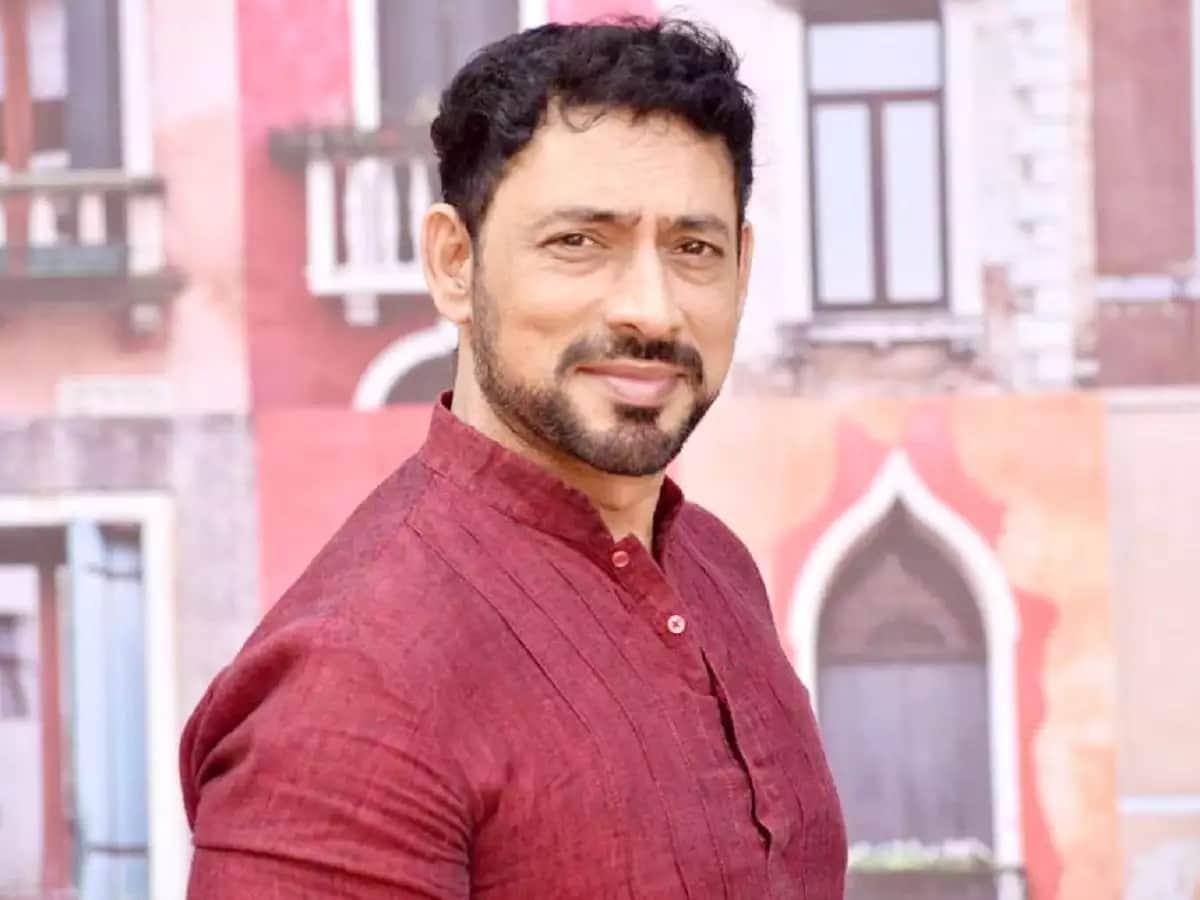 CID fame Hrishikesh Pandey Robbed off cash and other documents Mumbai
