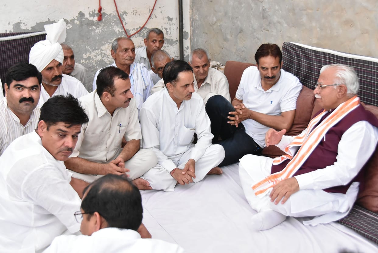The Chief Minister consoled the family members after reaching the Inspector's house.