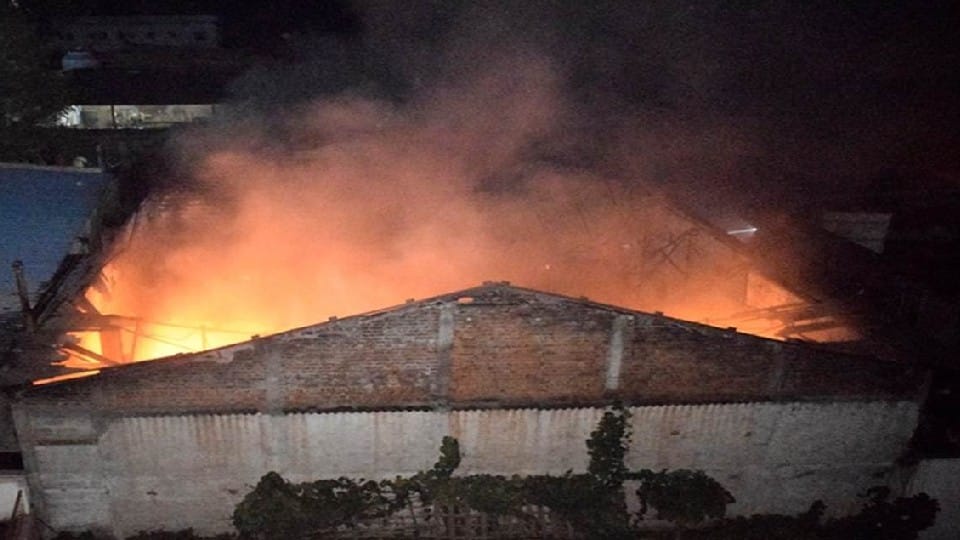 Madhya Pradesh: Massive fire in a transformer repair factory in Jabalpur, the area resonated with explosions