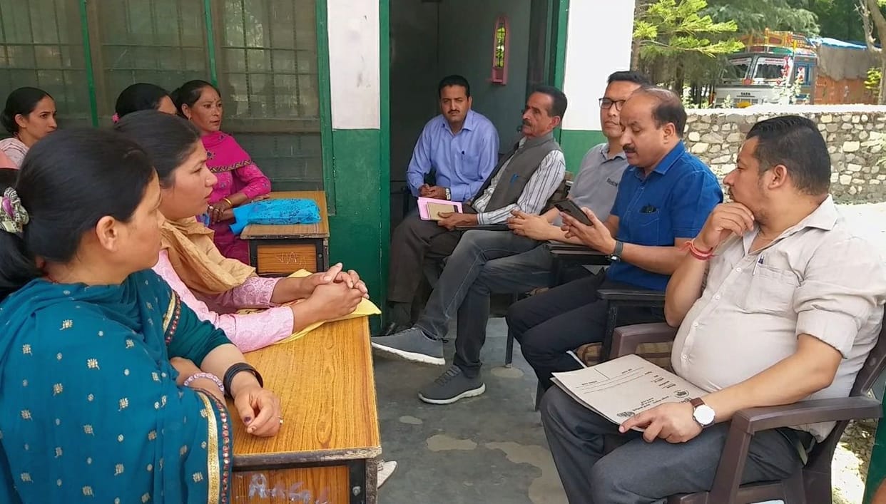 Anger among the parents of Shamshi school, said - will teach children in another school