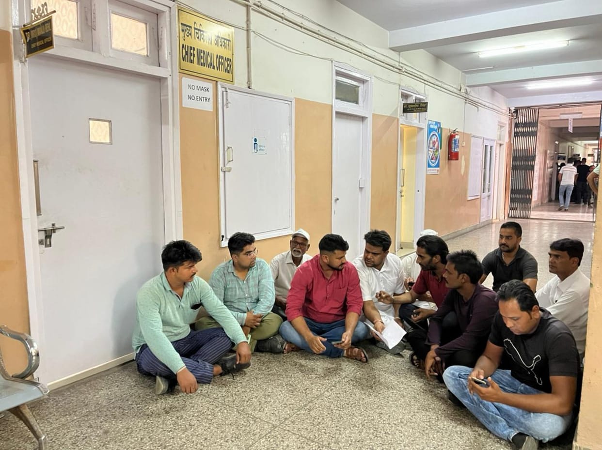 AAP workers protest outside CMO office